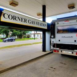 In den USA nochmals tanken ⛽️, wenn auch teuer aber doch günstiger als Kanada