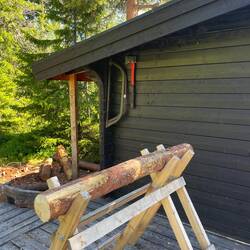 An den Grill- und Schutzhütten darf sich jeder ein Holz sägen zum Feuermachen 🔥🪚🪓