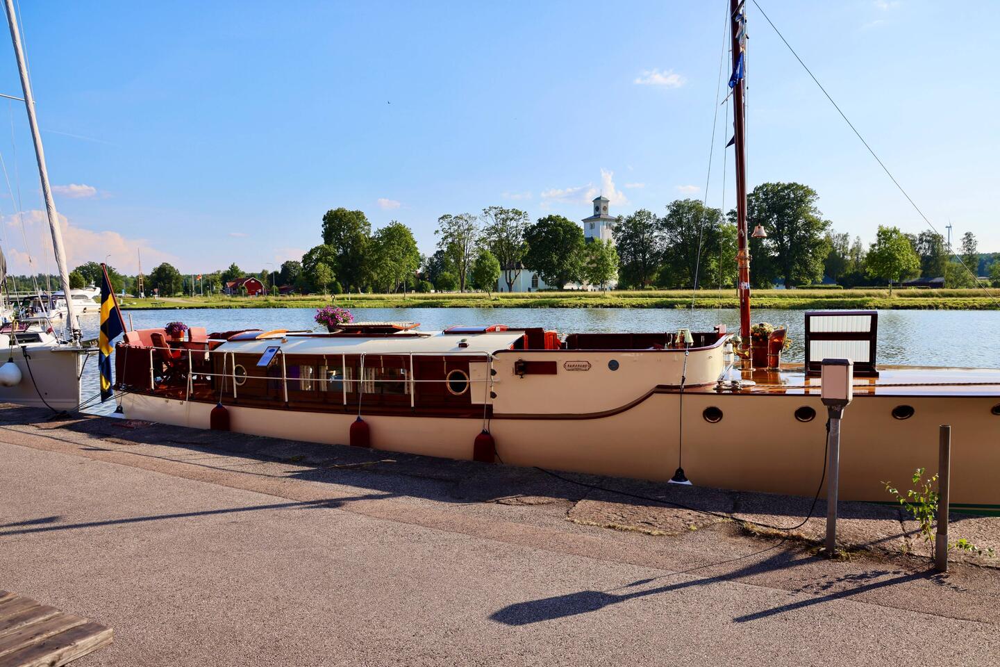 Ein Luxuskanalschiff von 1914 für 4 Personen. Perfekt restauriert und im Einsatz.