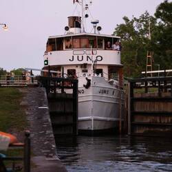Auch nacts um 23 Uhr ist es ein Spektakel, wenn geschleust wird.