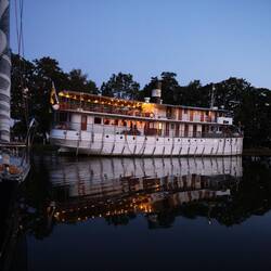 Auch nachts fahren die alten Kanalschiffe als Touristenboote.