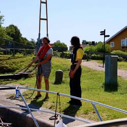 Ute flirtet mit dem Schleusenwärter und bekommt gute Tipps.