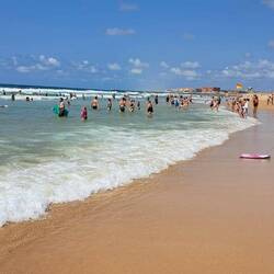 Alle haben Spaß am Spiel mit den Wellen