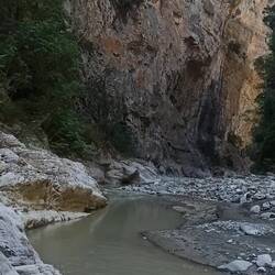 Der Weg führte durch die Schlucht und den Fluss