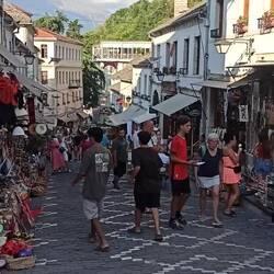 Touristengetummel in gemütlichen Gassen