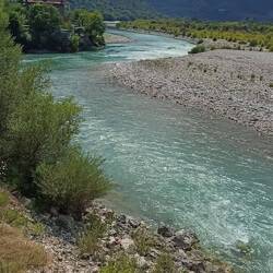 Weiterfahrt nach Gjirokastra - immer wieder schöne Blicke auf die Vjossa