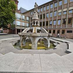 Nibelungenbrunnen