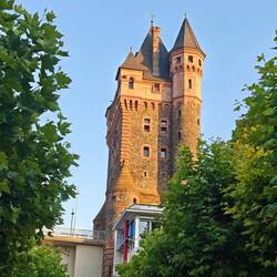 Das Nibelungentor von der Seite