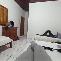 Zimmer nicht so toll. Keine Fliegengitter, also Fenster immer zu und eine etwas grelle Lampe