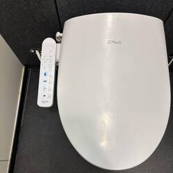 Jahaa, de verwarmde toiletten met sproeier