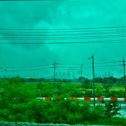 Vanuit de trein genomen. De omgeving was heel groen, en op random plekken stond dan groepen hoogbouw