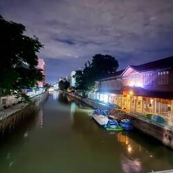 Ambiance nocturne sur le retour à notre guesthouse pour notre dernière nuit asiatique 😭