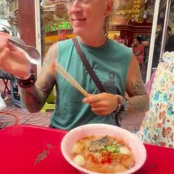 Soupe de nouilles piquante au petit dej : Normal pour nous, des Thaïs ! 🤪