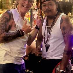 Derniers instants dans un bar reggae entre 2 rues très animées et touristiques de Bangkok à KaoSan