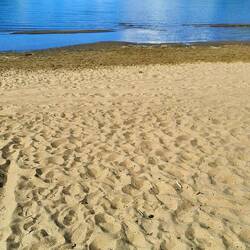 Sandstrand mit Schneebergen