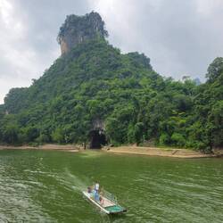 La petite embarcation va nous apporter les fruits de sa pêche du jour qu'on mangera au déjeuner ^^