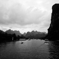 En noir et blanc, les photos apportent du mystère