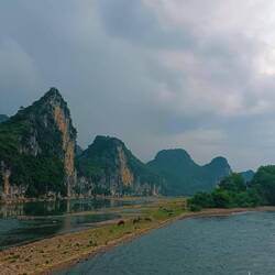 Les méandres de la Rivière Li font varier constamment les falaises kharstiques