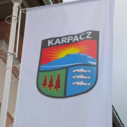 Cooles Stadtwappen, welches mich etwas an die kirgisische Flagge erinnert hat
