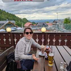 Wilde Getränkebestellung meinerseits mit Ausblick auf die Sommerrodelbahn im Zentrum von Karpacz