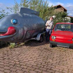 Polski Fiat mit einem Fischanhänger als neues Reisegespann?