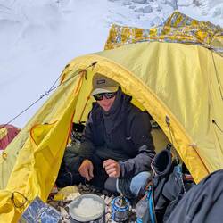 Mittagessen zubereitet von Michi, dem Meisterkoch. Momentan schmilzt er den Schnee