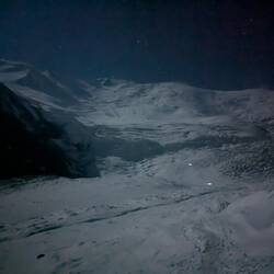 3:00 Uhr. Man erkennt zwei Seilschaften am Gletscher mit Licht