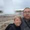 im Hintergrund die Eruption des Strokkur