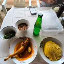 Mein Mittagessen. Handarbeit. Kein Besteck. Sau lecker. Besonders der Spinat und die Bohnen.