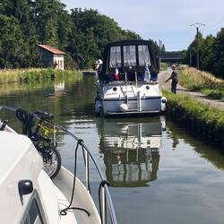 Gassigehen mit dem Boot: Wartezeit vor der Schleuse