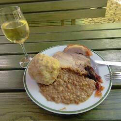 Krustenbraten mit Linsen und Semmelknödel dazu Grüner Ventliner
