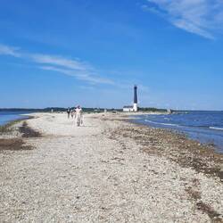 Rechts und links sind die zweite Wasser, die sich an der Spitze treffen
