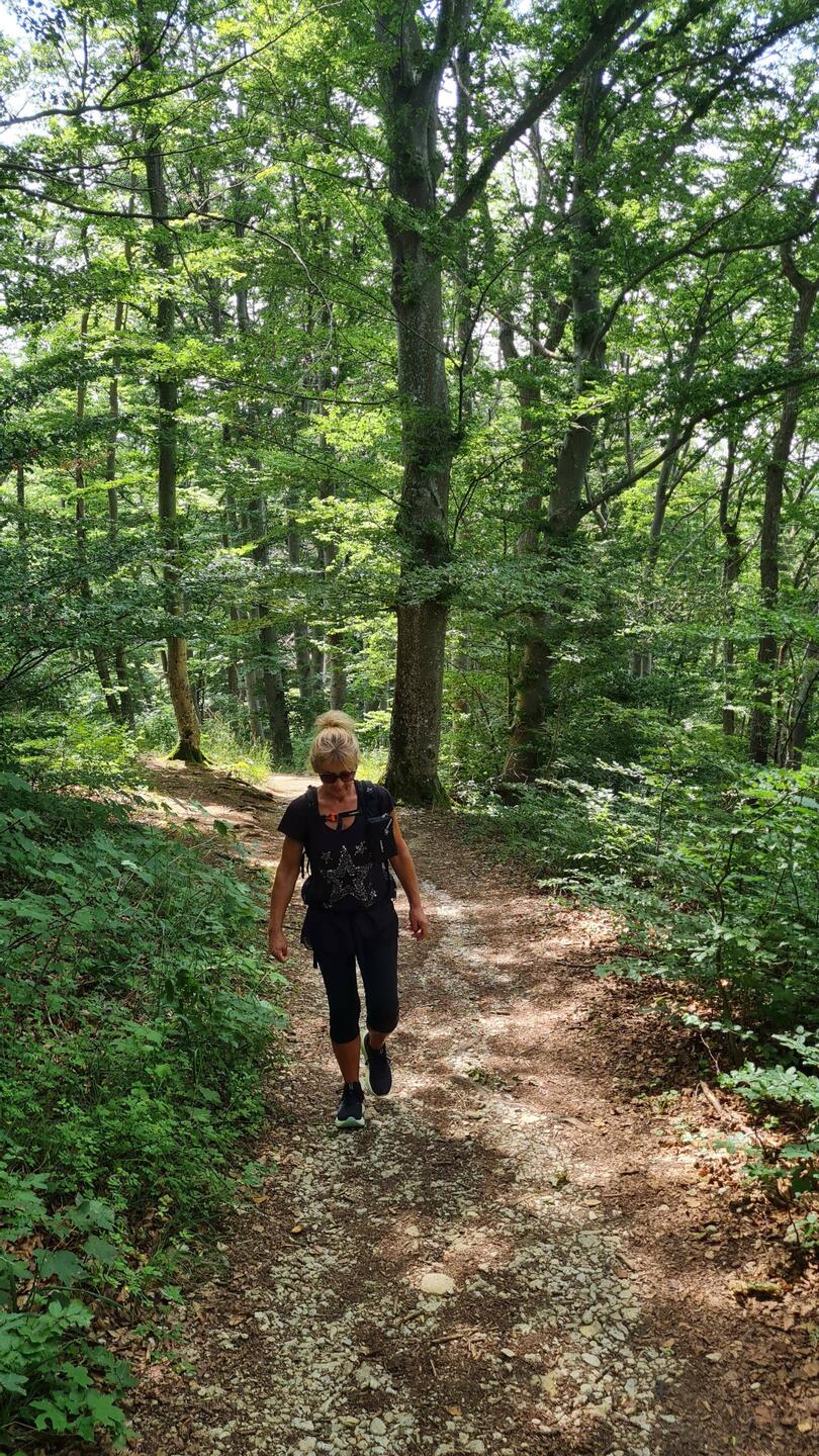 Einfach ein paar Kilometer durch den Wald und Moni ausnahmsweise von vorne