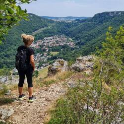 Blick nach Honau, oben rechts Schloss Lichtenstein