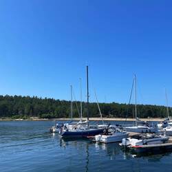 Als wir ankommen ist noch sehr viel Platz im Hafen