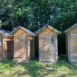 Plumsklos am Campingplatz