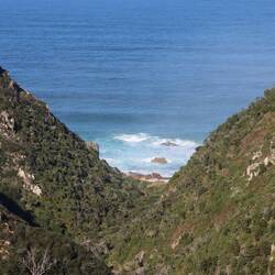 ... schließlich vom Berg steil nach unten