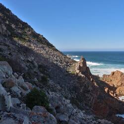 ...muss fast zwei Stunden über das Geröll der steilen Bergwand geklettert werden