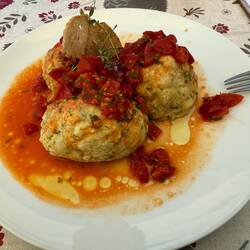 Brokkoliknödelm mit geschmolzenen Tomaten