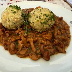 Kräuterknödel mit Pfifferlingen