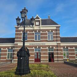 Het stationsgebouw , waar het Modelspoormuseum zit.
