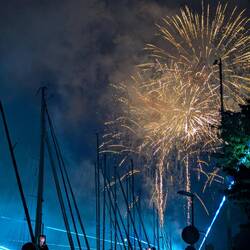 Mit Feuer-Laser-Show der Extraklasse 👍