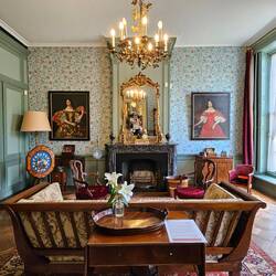 Ik begin upstairs, in deze zitkamer.