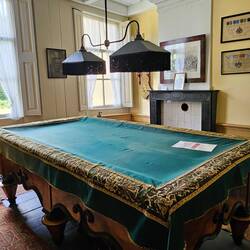 De biljartkamer.