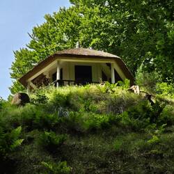 Er staat een gebouwtje, maar ik heb geen opgang gevonden.