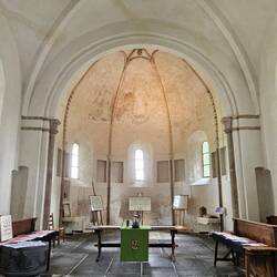 De kerk met de schilderingen op de muur.