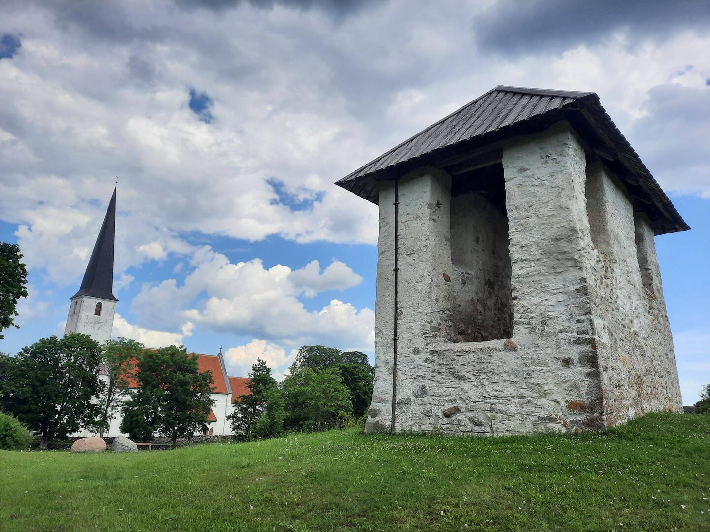 Michaeliskirche Kihelkonna mit separatem Glockenturm ...