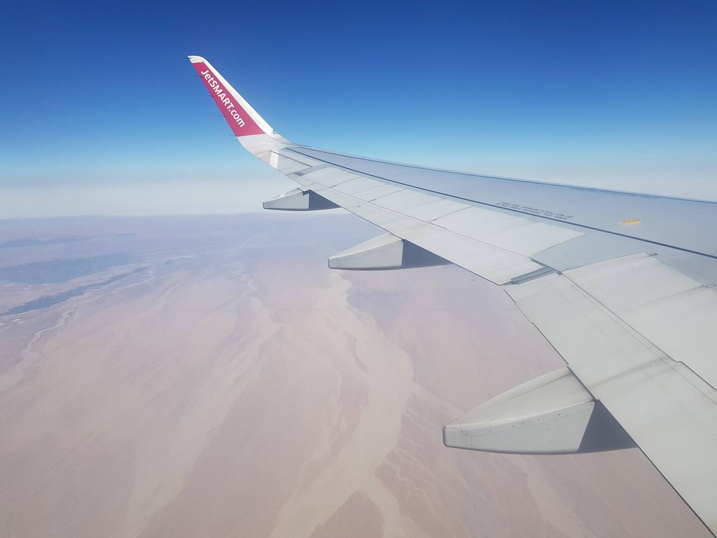 Von Arequipa geht's per Flieger über die Wüstenlandschaft Perus nach Lima!