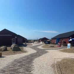 Das kleine Stranddorf mit Shops