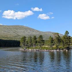 Eine der kleinen Inseln im See